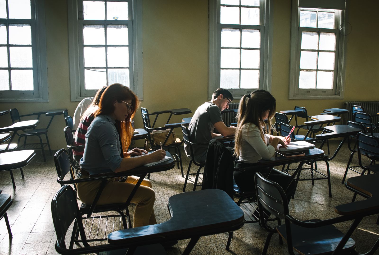 Imagem ilustrativa de estudantes fazendo uma prova em sala de aula
